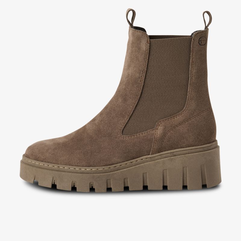 Seitliche Ansicht eines braunen Wildleder Chelsea Boots mit robuster Gummisohle und hohem Absatz