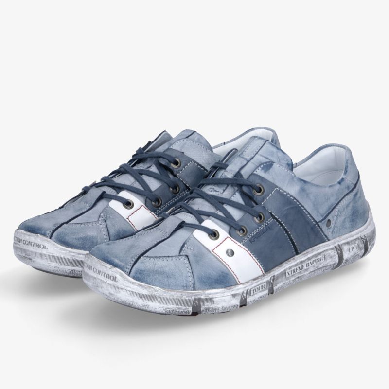 Sportliche blaue Sneaker mit flexiblem Sohlenprofil und bequemem Design, ideal für aktive Nutzung und Komfort