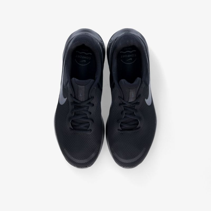 Schwarze Sportschuhe mit dezentem Design und optimalem Tragekomfort aus der Vogelperspektive.