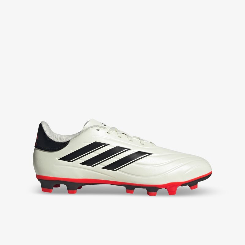 Leichter Fußballschuh mit stabilem Design, griffiger Sohle und sportlicher Optik in Weiß, Schwarz und Rot