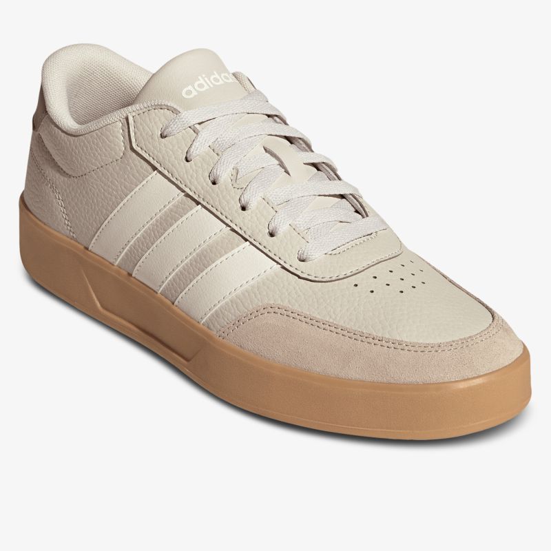 Bequemer Sneaker in hellem Beige mit klassischem Streifendesign und robuster brauner Sohle.