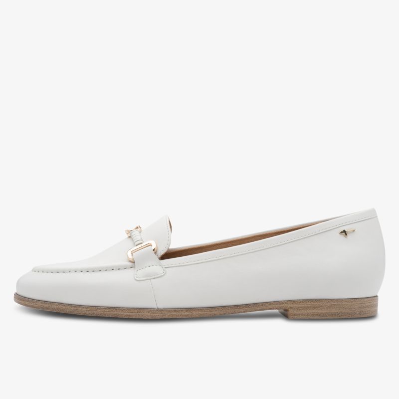 Eleganter weißer Loafer mit flacher Sohle, hochwertigem glattem Leder und dekorativer Metallverzierung