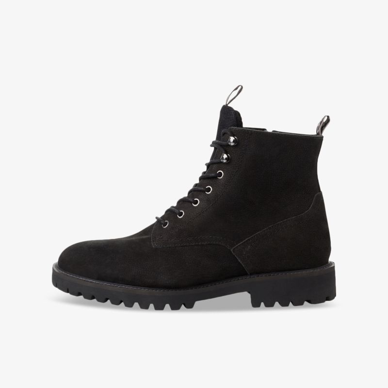 Schwarzer robuster Wildleder-Stiefel mit stabiler Sohle und eleganter Schnürung in seitlicher Ansicht