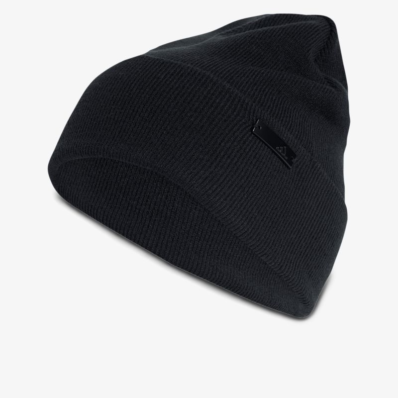 Schwarze Strickmütze aus weichem, warmem Material für optimalen Komfort und vielseitiges Tragen