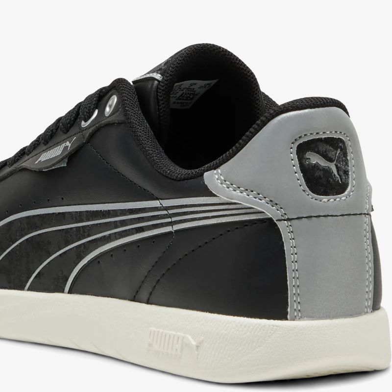 Seitliche Ansicht eines modischen und robusten Schuhs mit grauem Fersenbereich und weißer Sohle