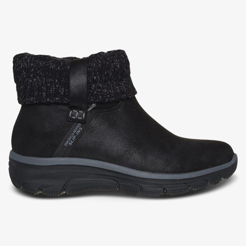 Bequemer schwarzer Stiefel mit warmem Schaft und flexibler, rutschfester Sohle in seitlicher Ansicht