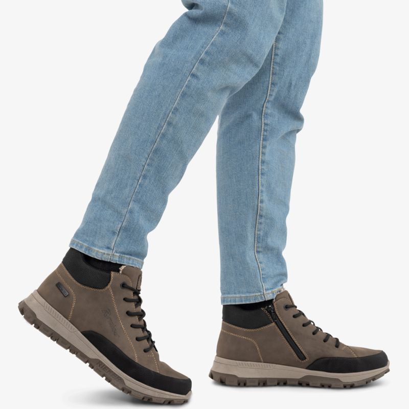 Moderne, robuste Freizeitschuhe mit komfortabler Schnürung und profilierter Sohle für optimalen Halt