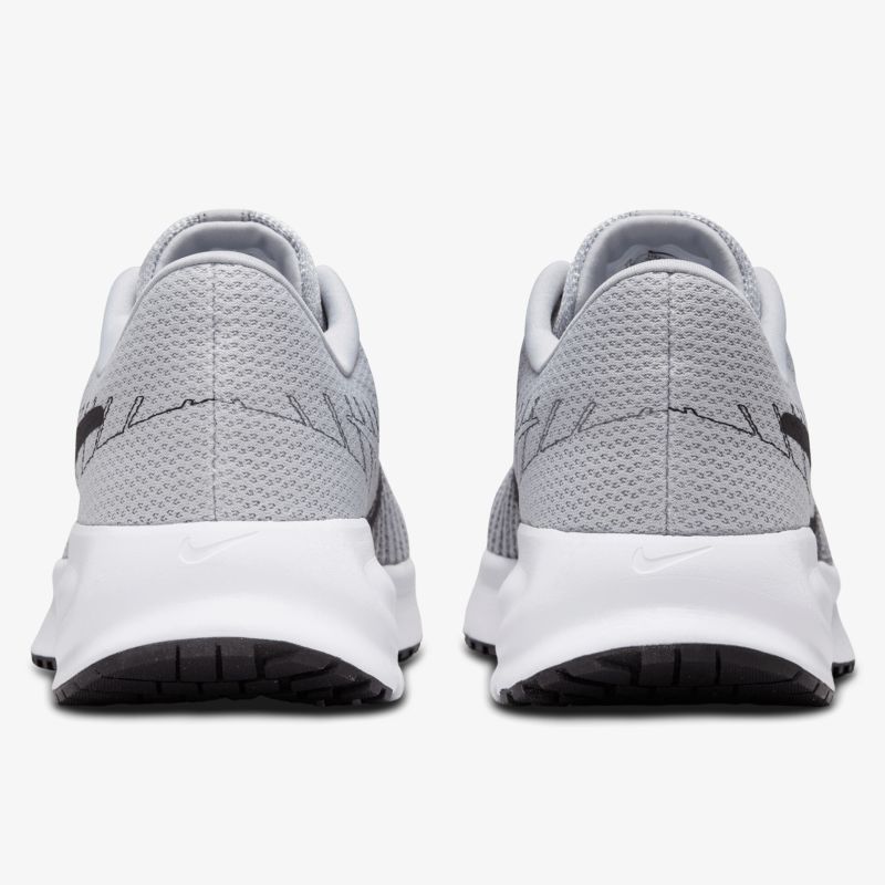 Rückansicht grauer Sneaker mit schwarzem Akzent und weißer Sohle