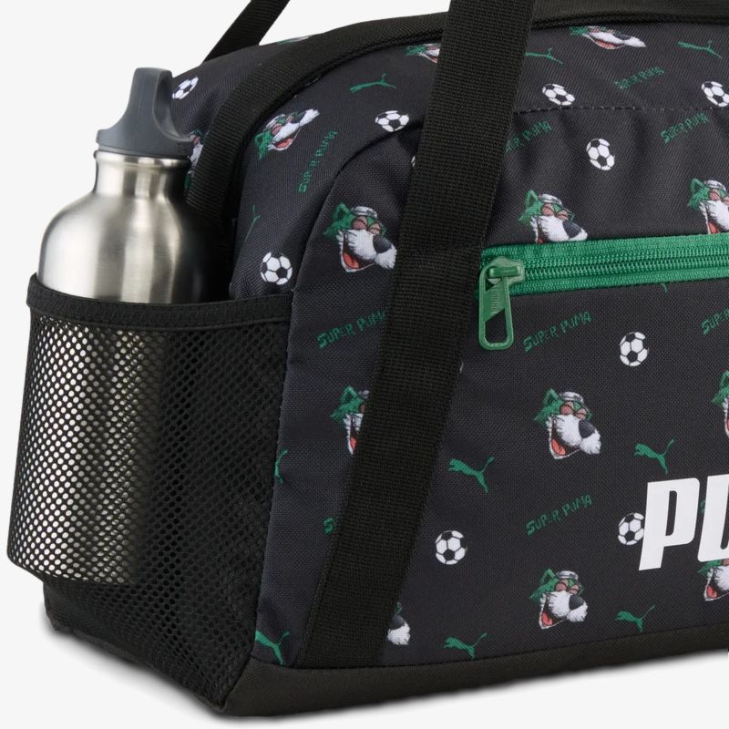 Detailaufnahme seitliches Flaschenfach und Reißverschlussfach des schwarzen PUMA Rucksacks mit Logo