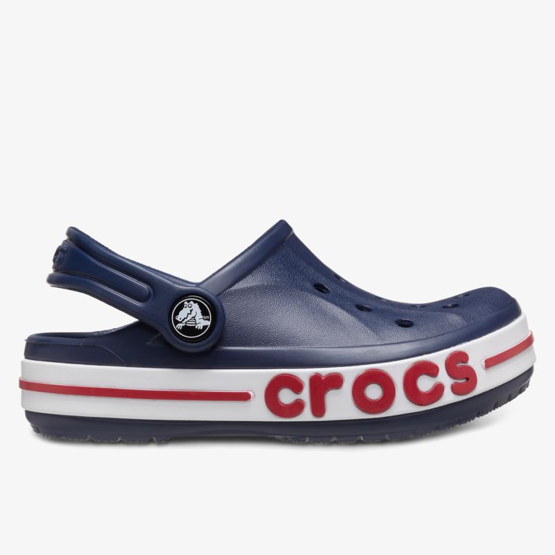 Navy blauer Crocs Schuh mit rotem Logo und weiß-rot gestreifter Sohle, bequem und strapazierfähig