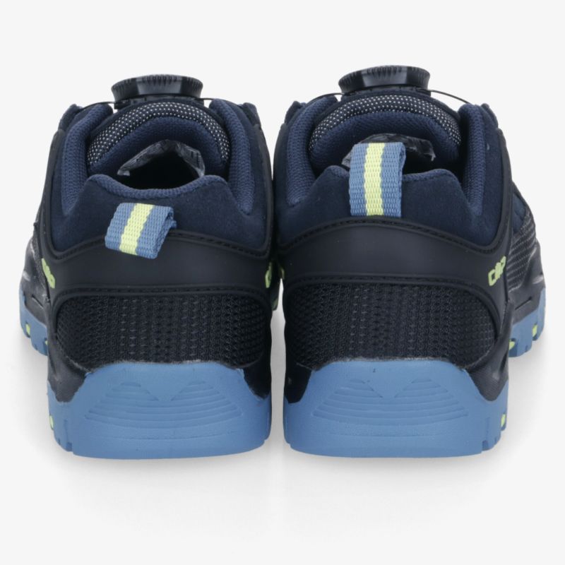 Rückansicht von blauen Sneakers mit markanter Sohle für optimale Traktion und Komfort.