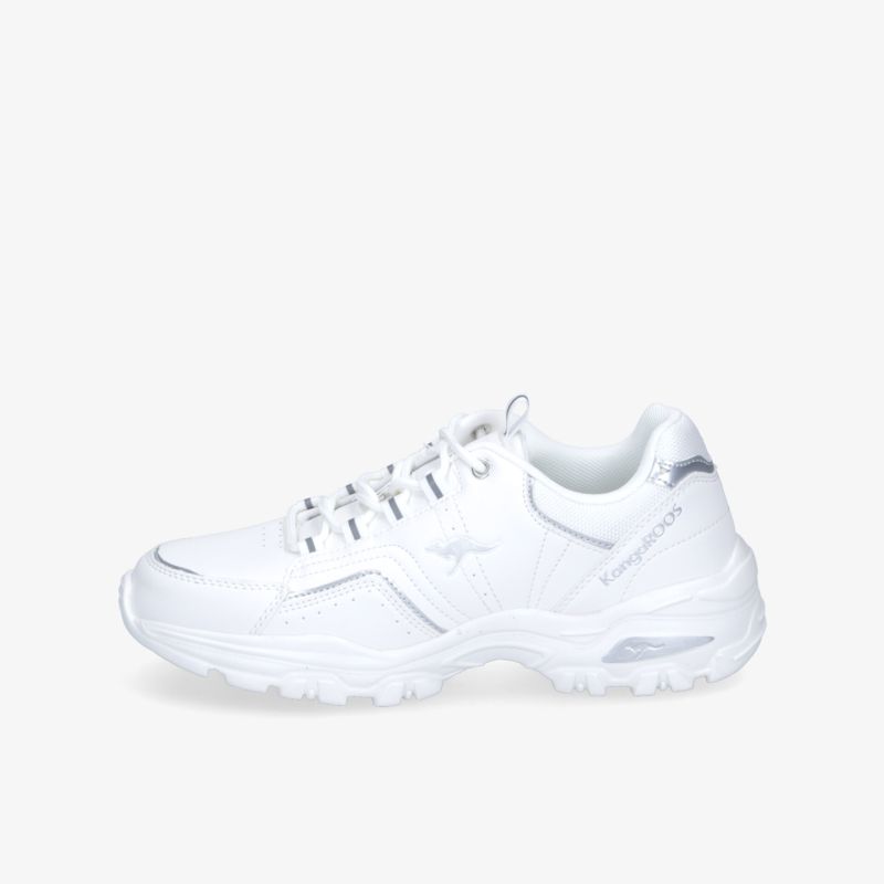 Seitliche Ansicht eines weißen bequemen Sneakers mit sportlichem Design und robuster Sohle