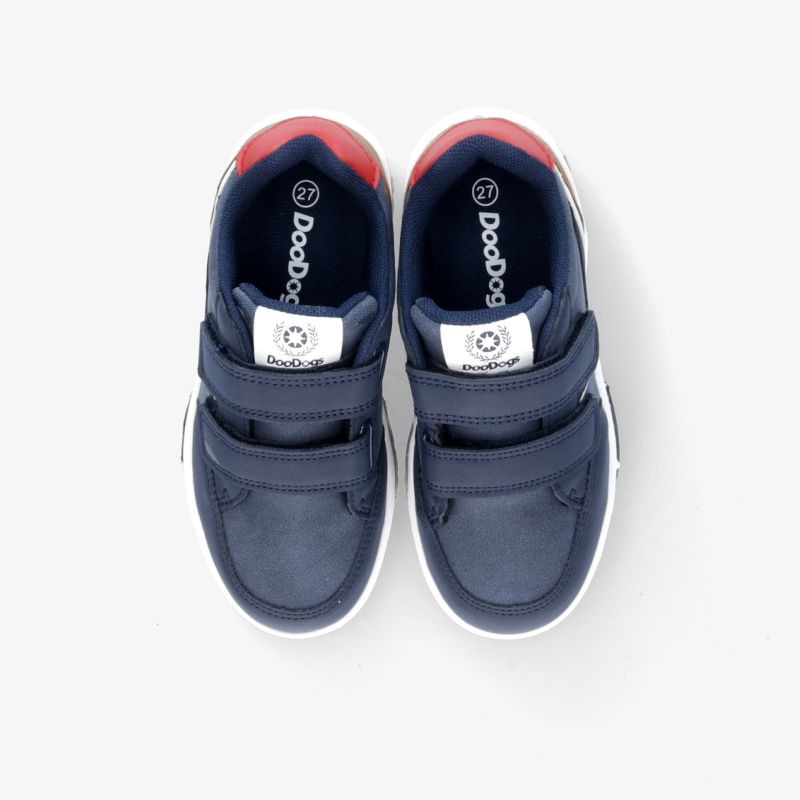 Bequemer blauer Sneaker mit robustem Klettverschluss und modernem Design, ideal für den täglichen Gebrauch.