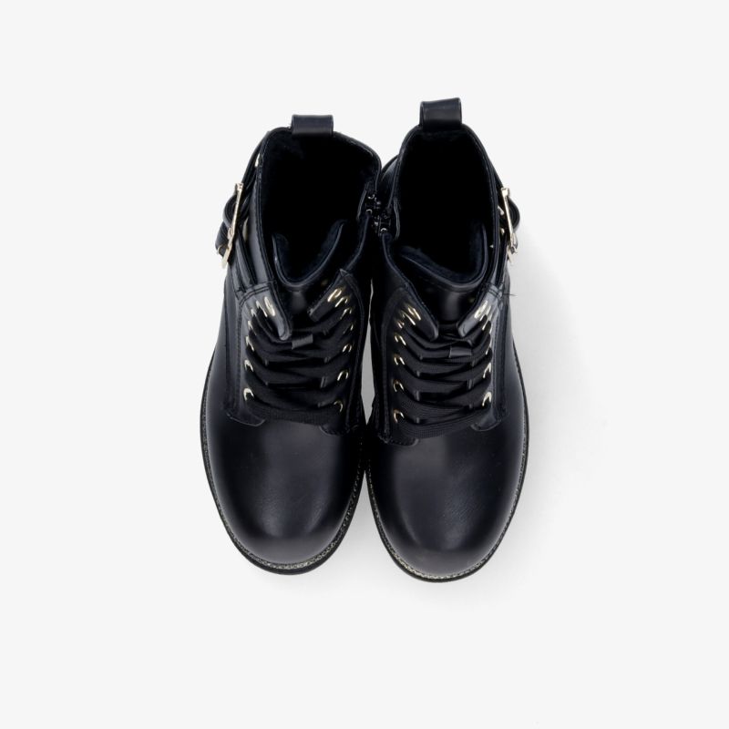 Schwarze Lackleder Stiefeletten mit modischer Schnürung und robustem Absatz in eleganter Top-Down-Ansicht