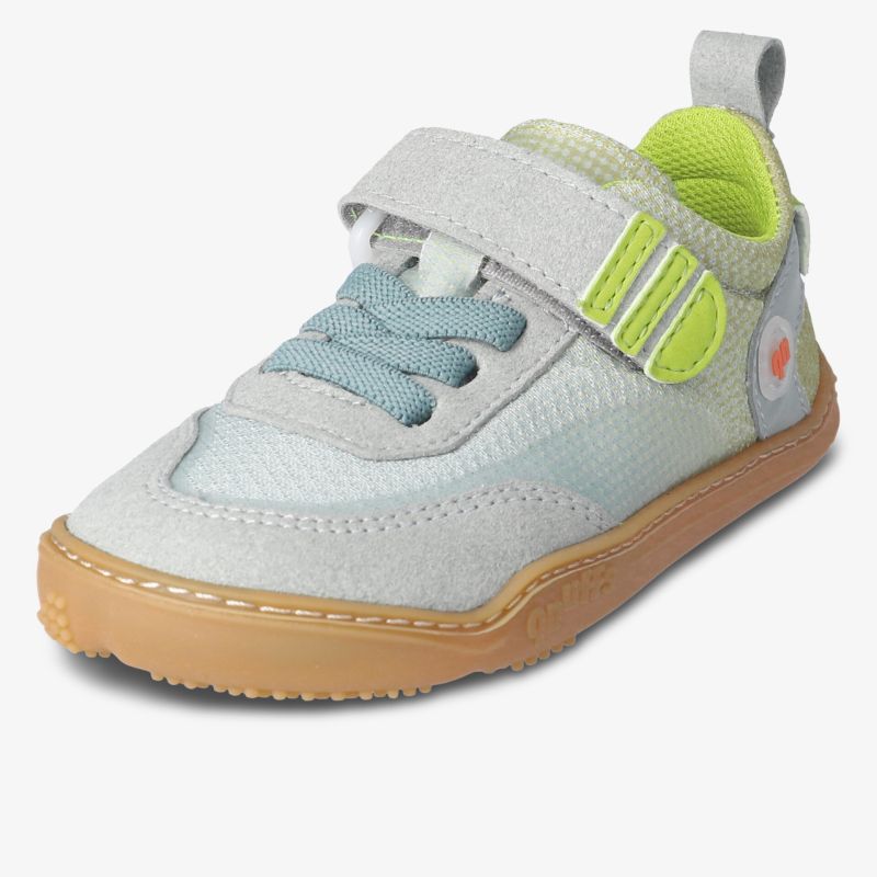 Modischer Sneaker mit bequemem Klettverschluss und rutschfester Sohle in frischen Farben.