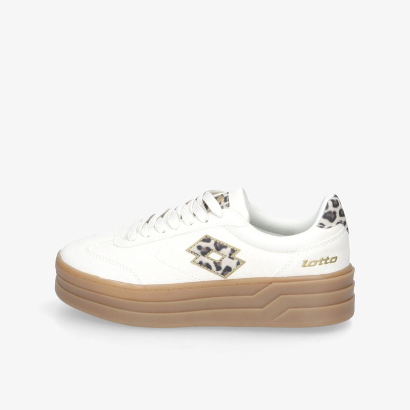 Moderner weißer Sneaker mit auffälliger beiger Plateausohle und Leopardenprint an Ferse und Seitenteil