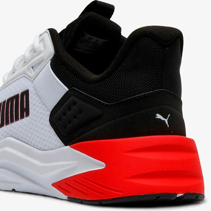 Sportlicher Schuh mit gepolstertem Schaft und auffälliger roter Sohle für optimalen Komfort und Halt