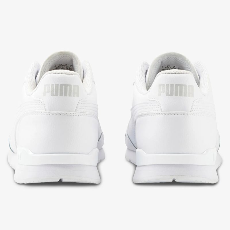 Leichte weiße Sneakers in moderner Rückansicht mit sauberem, minimalistischen Design und komfortabler Polsterung