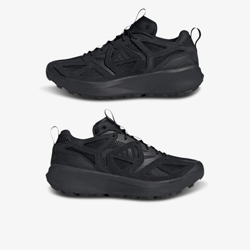 Schwarze sportschuhe mit leichter, rutschfester Sohle und atmungsaktivem Obermaterial, modern und bequem