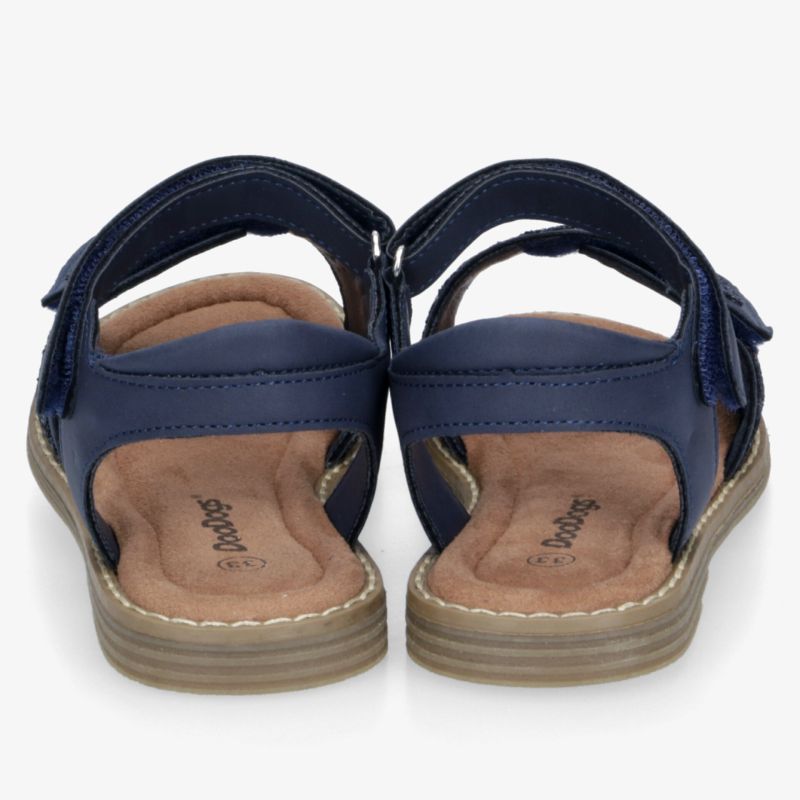 Rückansicht von bequemen blauen Sandalen mit verstellbaren Riemen und gepolsterter Innensohle für optimalen Komfort