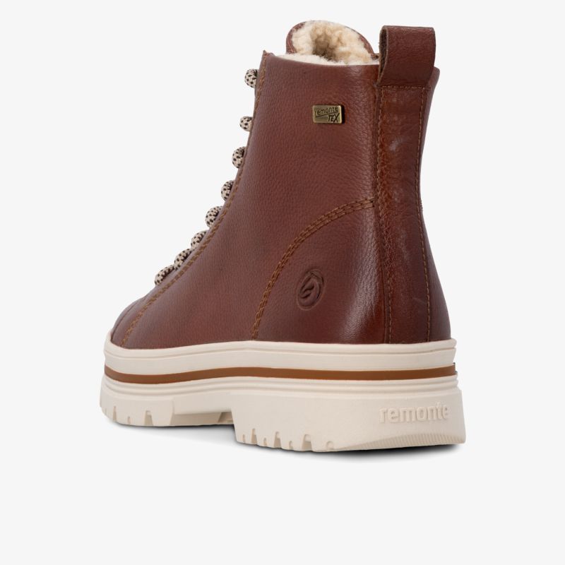 Seitliche Ansicht eines braunen Lederboots mit dicker, profilierter Sohle und weicher Innenfütterung