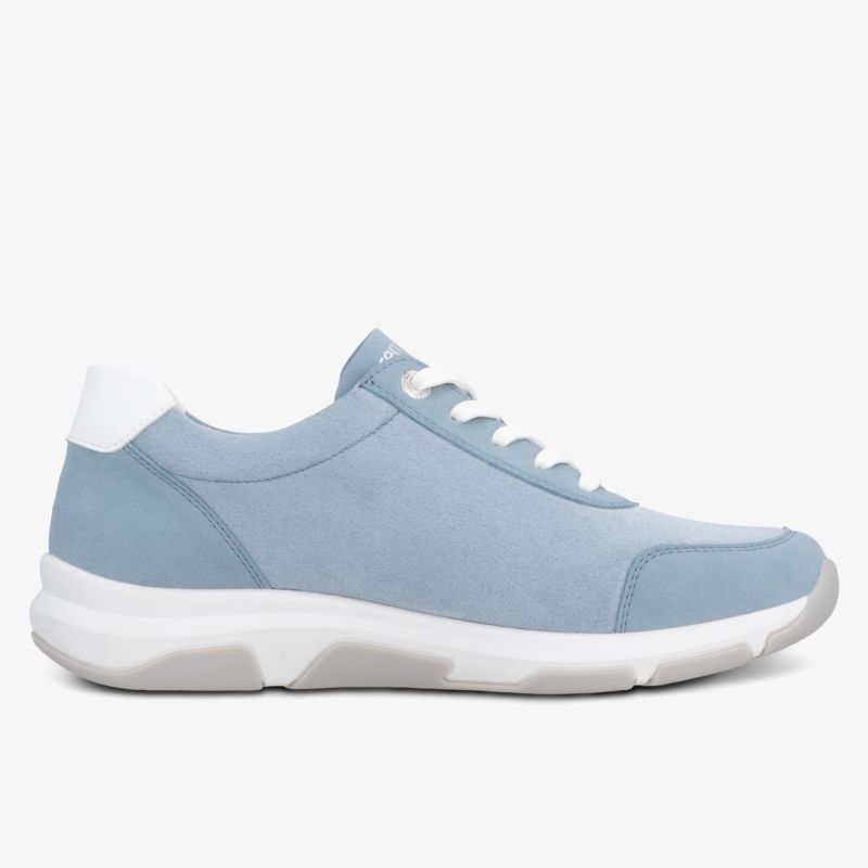 Seitlich gezeigter leichter und bequemer Sneaker aus atmungsaktivem Material in modernem blauem Design
