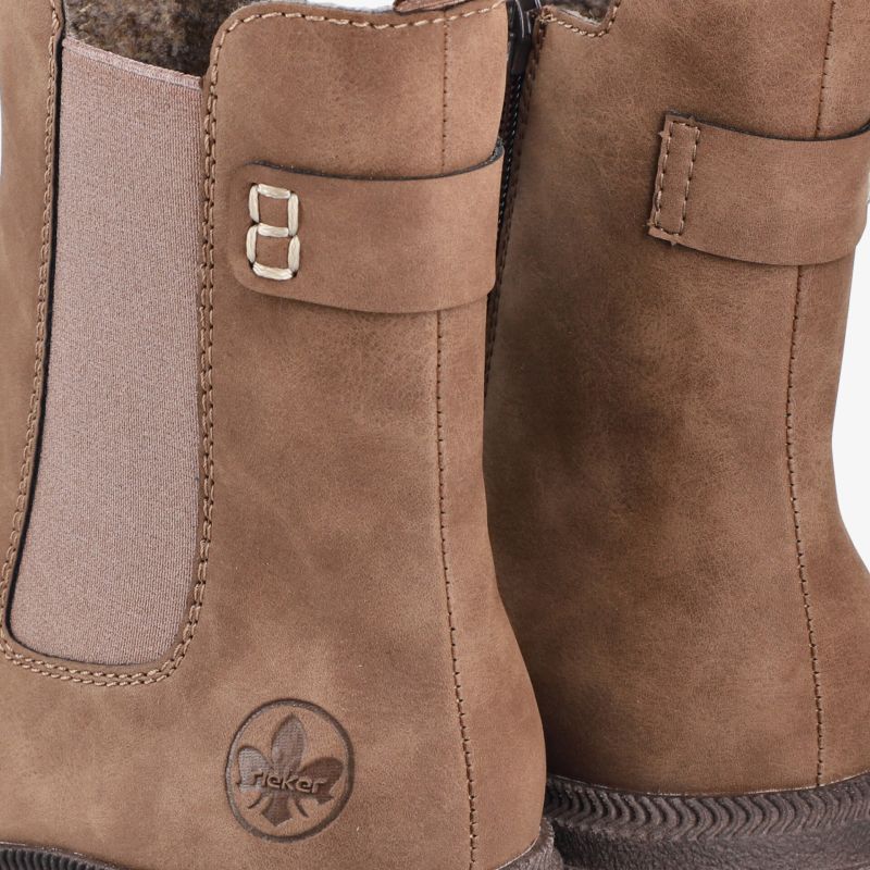 Braune Stiefel mit elastischem Einsatz und dekorativem Metalllogo in hochwertiger Lederoptik