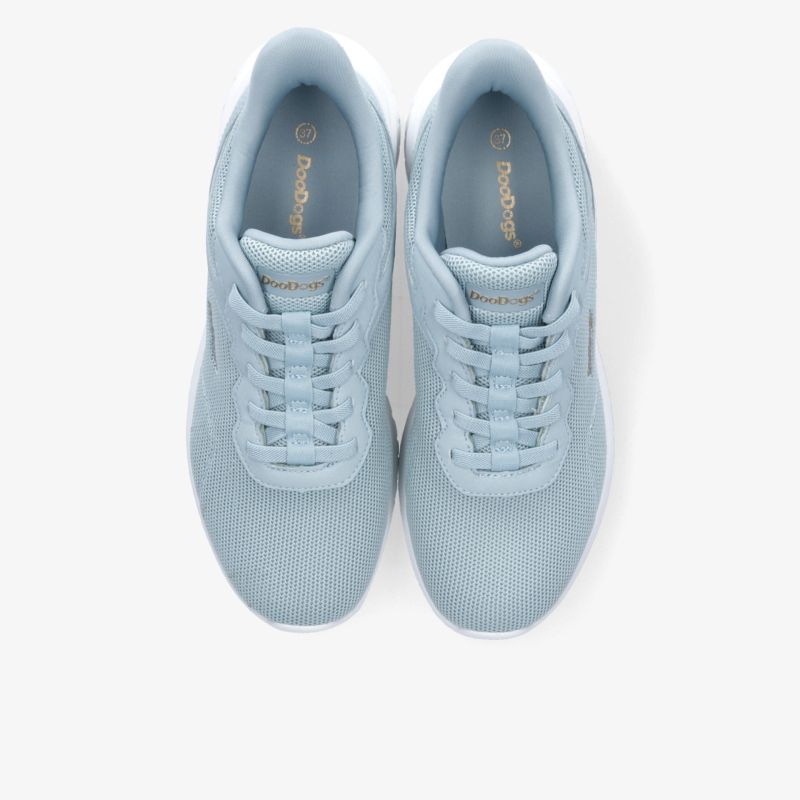 Sportliche blaue Laufschuhe aus atmungsaktivem Material mit gepolsterter Innensohle und rutschfester Laufsohle, Top-Down Ansicht