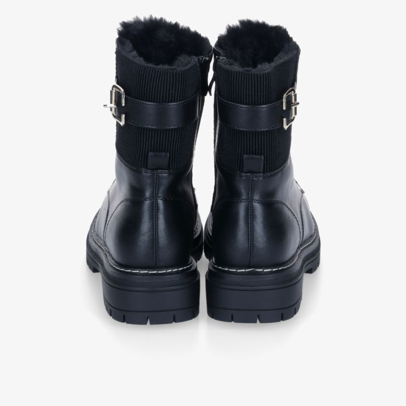 Paar schwarze Stiefel mit robustem Profil, weichem Schaft, seitlichen Schnallen und markanter Absatzsohle von hinten