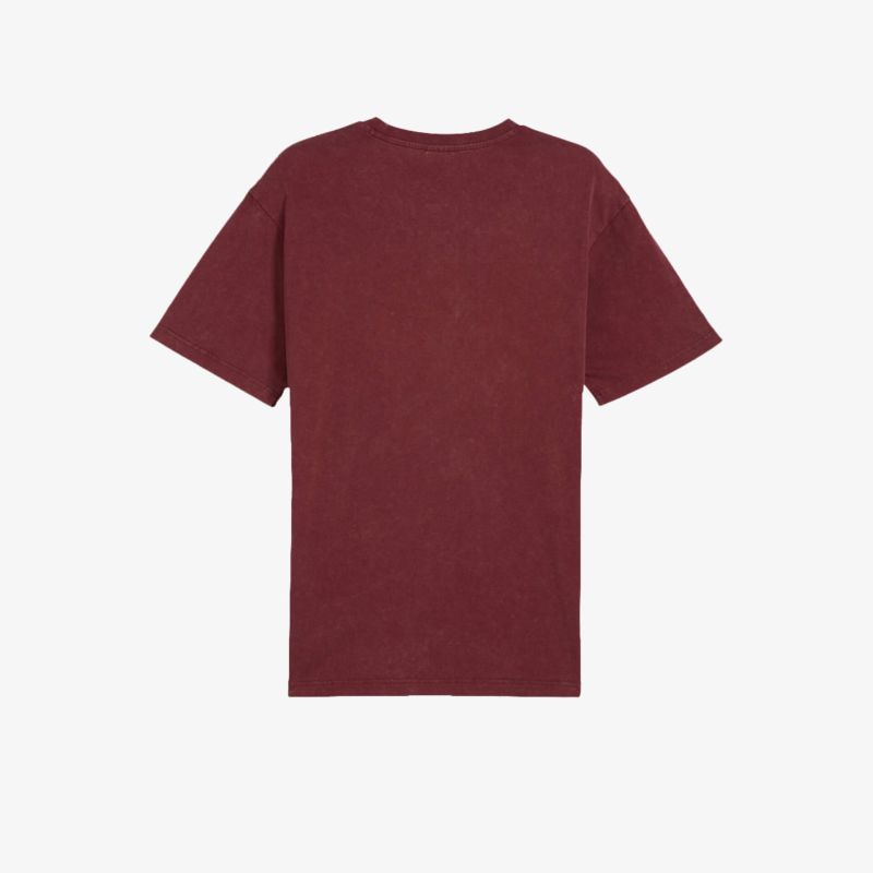 Rückenansicht eines bordeauxfarbenen T-Shirts mit kurzem Arm und schlichtem Design auf weißem Hintergrund