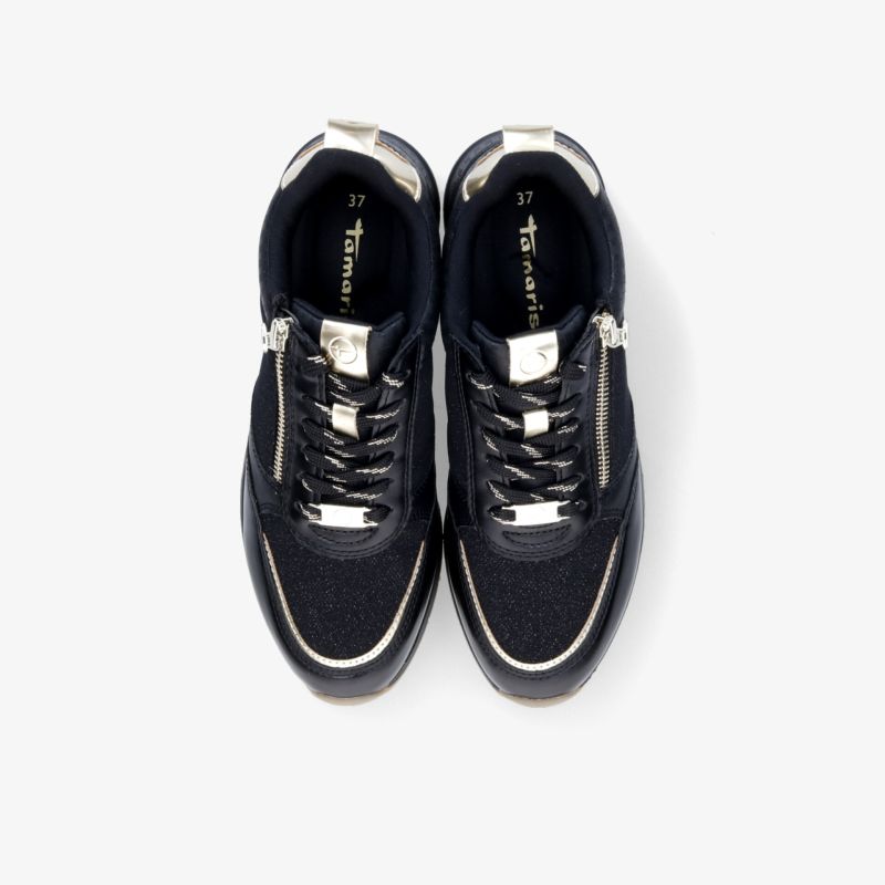 Sportliche schwarze Sneaker mit leichter, flexibler Sohle und bequemer Passform, Draufsicht auf beide Schuhe