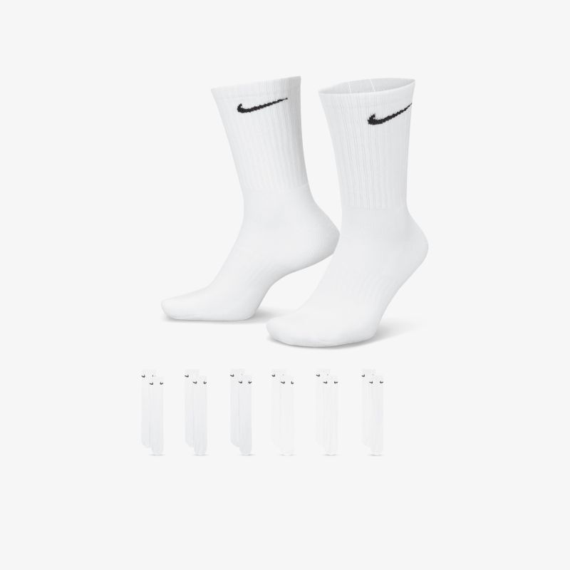 Weißes Paar Socken mit Nike-Logo, atmungsaktiv und elastisch für angenehmen Tragekomfort bei sportlichen Aktivitäten