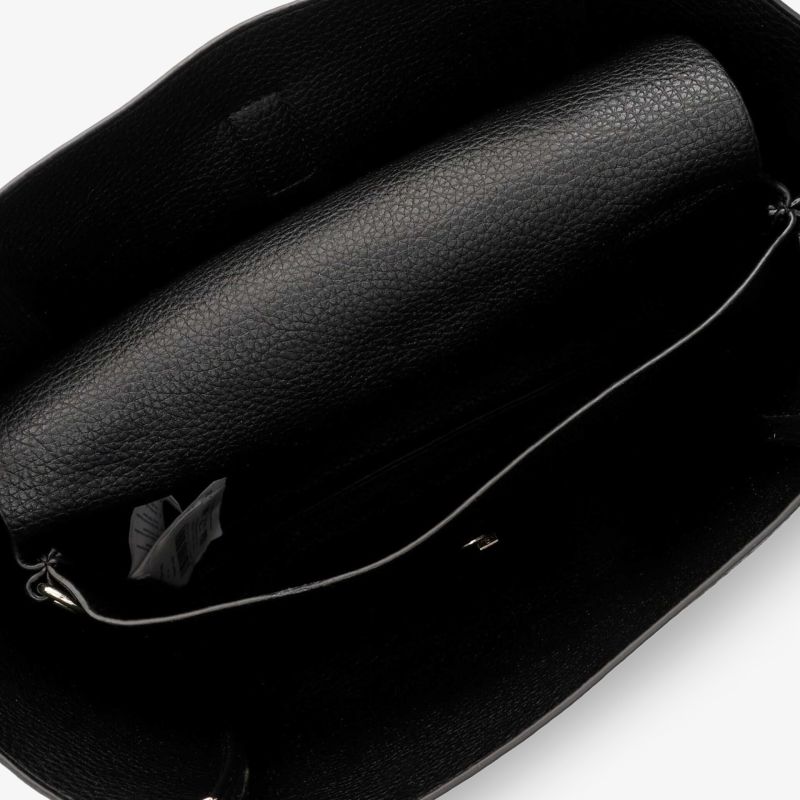 Detailansicht des Inneren einer hochwertigen Handtasche mit geräumigem, robustem Innenraum und praktischer Tasche