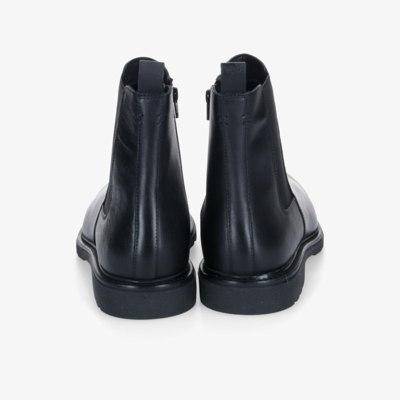 Schwarze Stiefel Rückansicht mit stabilem Absatz und robustem Reißverschluss, eleganter und klassischer Stil