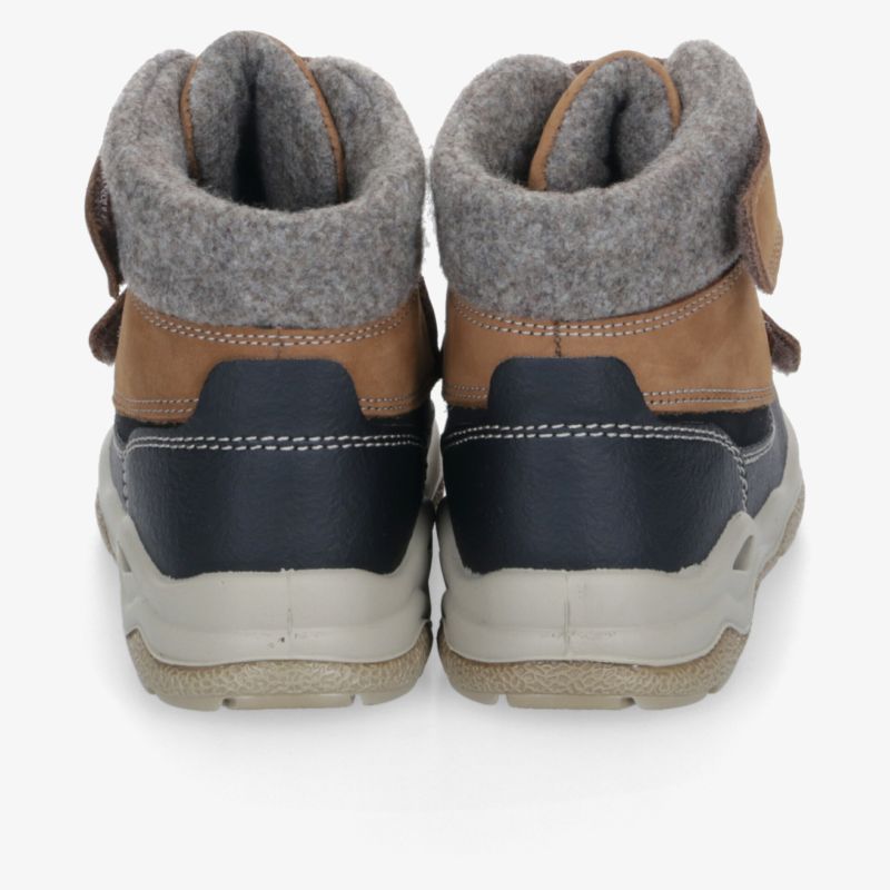 Rückansicht von robusten, warm gefütterten Schuhen mit gepolstertem Schaft und rutschfester Sohle