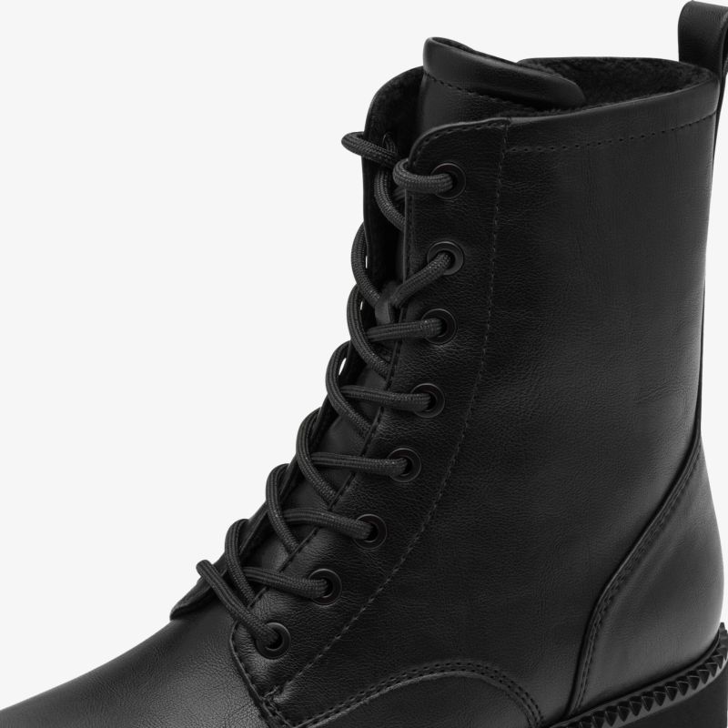 Schwarzer Schnürstiefel aus hochwertigem Leder mit robuster Sohle und komfortabler Passform