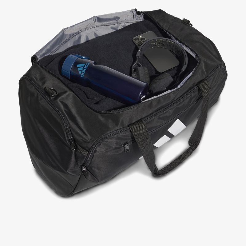 Schwarze Sporttasche mit offenem Hauptfach, sichtbar sind Trinkflasche und Kleidung, praktische und robuste Tasche