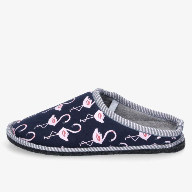 Bequemer Hausschuh mit weichem Stoff und dekorativem Muster, rutschfeste Sohle, ideal für entspanntes Tragen zuhause