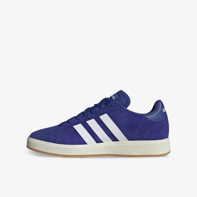 Blauer Sneaker mit weißen Streifen in seitlicher Ansicht, sportlich und bequem mit leichter Gummisohle