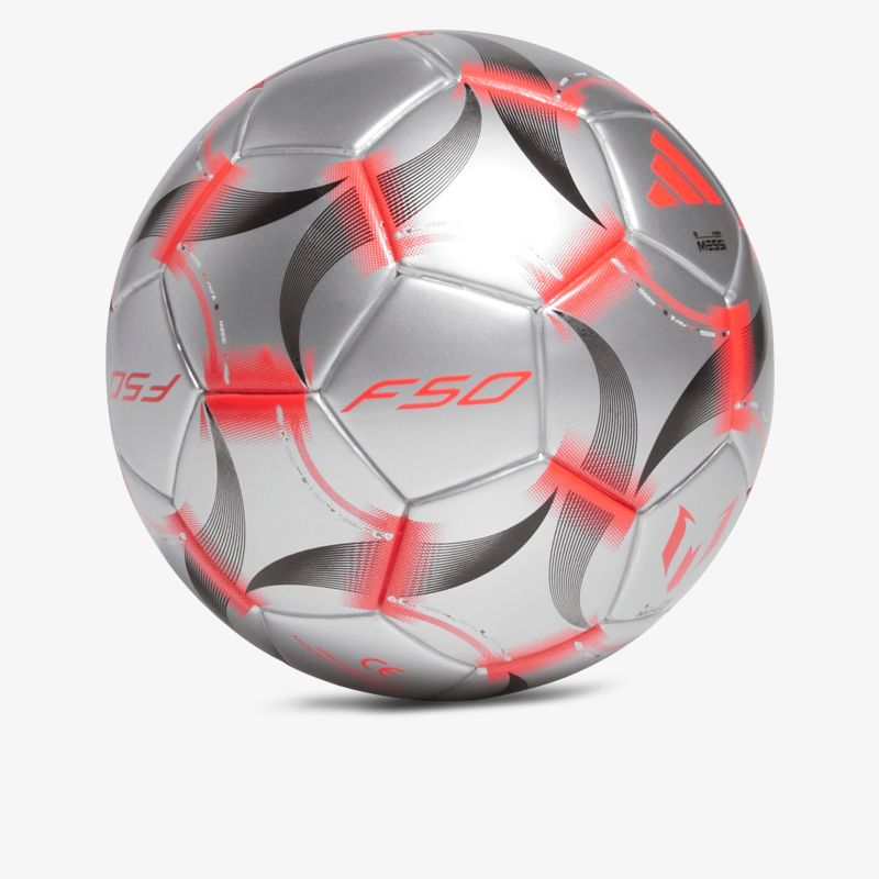 Moderner Fußball mit auffälligem roten Design und glatter silberner Oberfläche für optimale Ballkontrolle