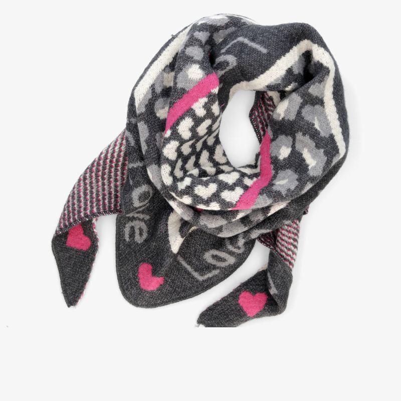 Moderner Schal mit Herzmotiv und stilvollem Design in Grau und Pink, ideal für kalte Tage und modische Outfits.