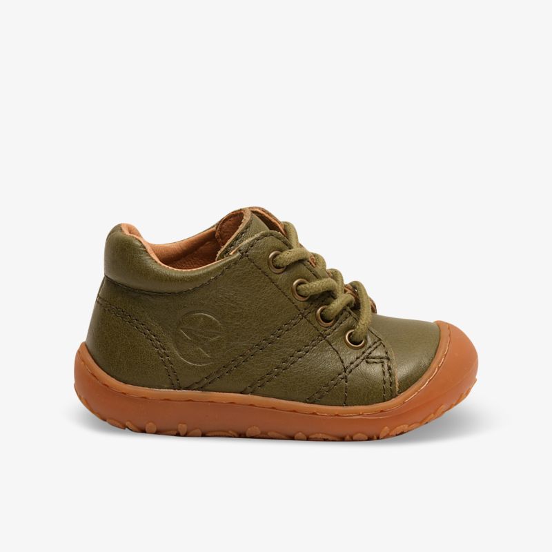 Bequemer grüner Kinderschuh mit Schnürung und flexibler, rutschfester Sohle für optimalen Halt und Komfort