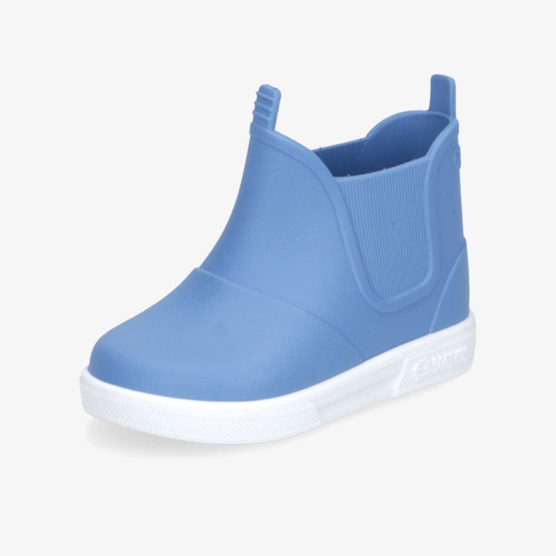 Moderner blauer Schuh in schräg vorne Ansicht mit flexiblem Design und rutschfester weißer Sohle