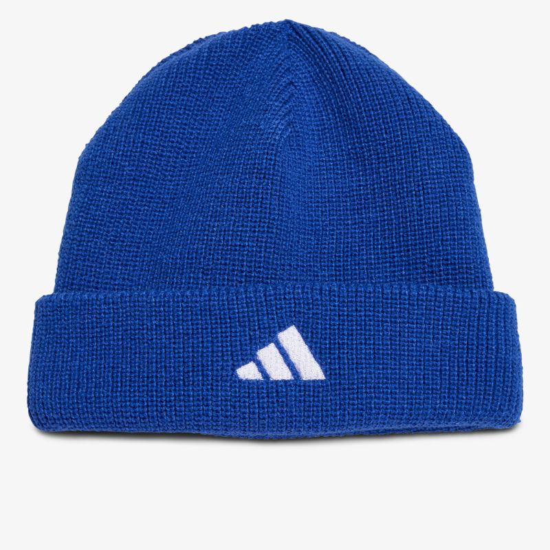Warme blaue Strickmütze mit adidas-Logo, sportlich und bequem, ideal für kaltes Wetter