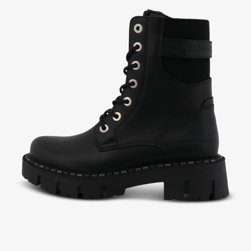 robuster schwarzer Schnürstiefel mit markanter Profilsohle und Metallösen für sicheren Halt