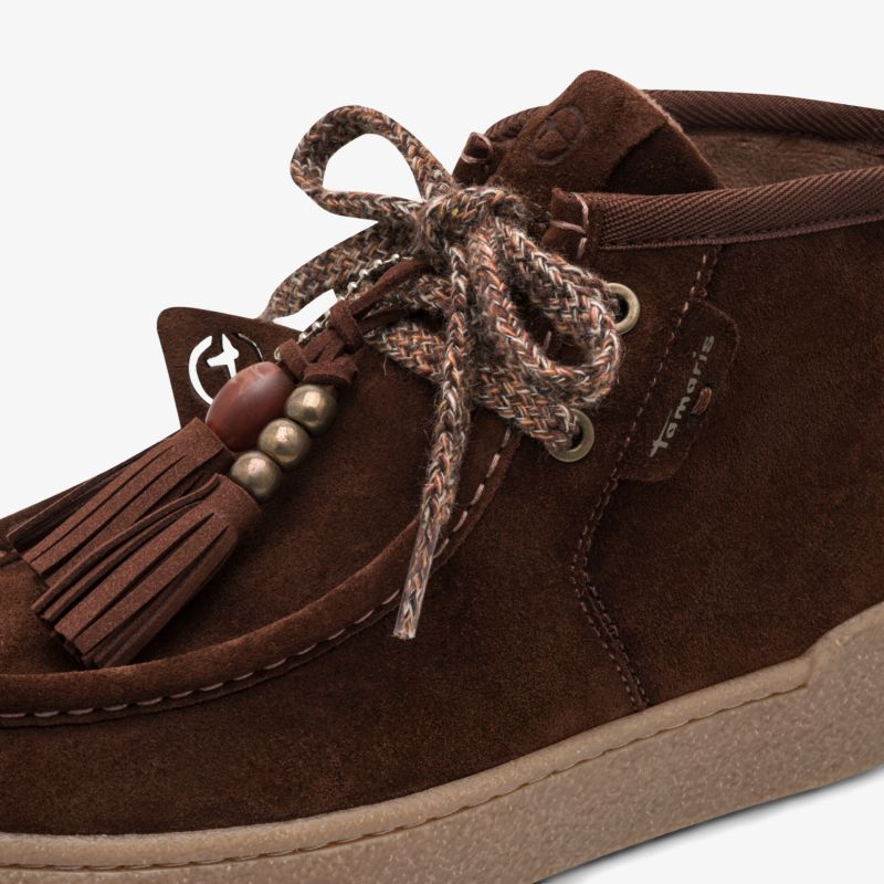 Brauner Wildlederschuh mit dekorativer Quaste und auffälliger Schnürung für bequemen Alltag