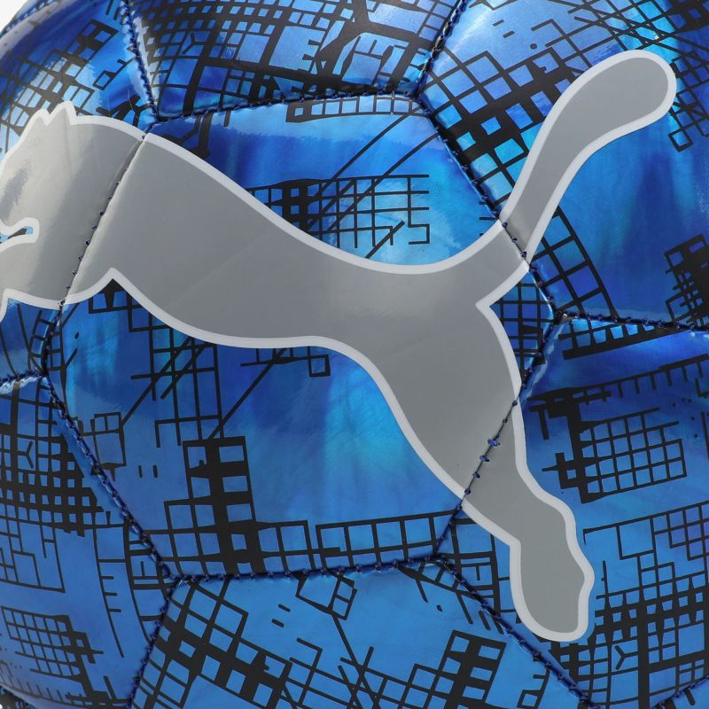 Nahaufnahme des modernen Puma Logos in Blau auf kontrastreichem Hintergrund zeigt Detailreichtum