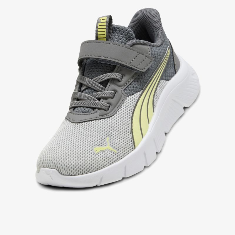 Moderner Sportschuh mit atmungsaktivem Material, leichter Sohle und praktischer Klettverschluss für optimalen Komfort