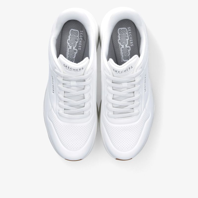 Weiße Sneaker in Draufsicht mit schnürbarem Verschluss, atmungsaktivem Material und bequemer Passform