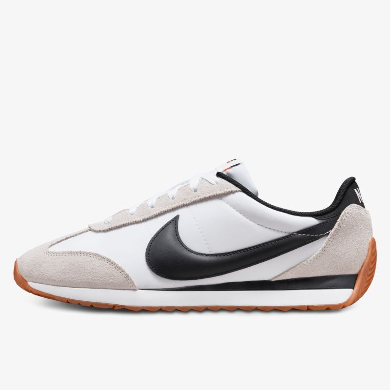 Seitliche Ansicht eines leichten, atmungsaktiven Laufschuhs mit stylischem Design und rutschfester Sohle in Weiß mit schwarzem Logo